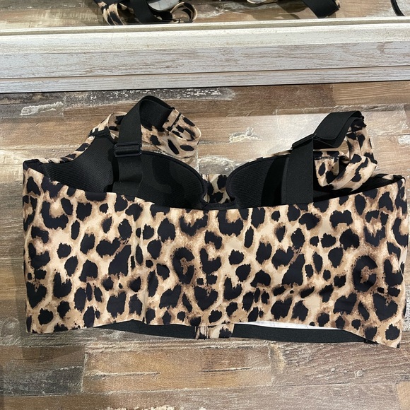 Zip up Victoria Secret Sports Bra - Picture 2 of 3